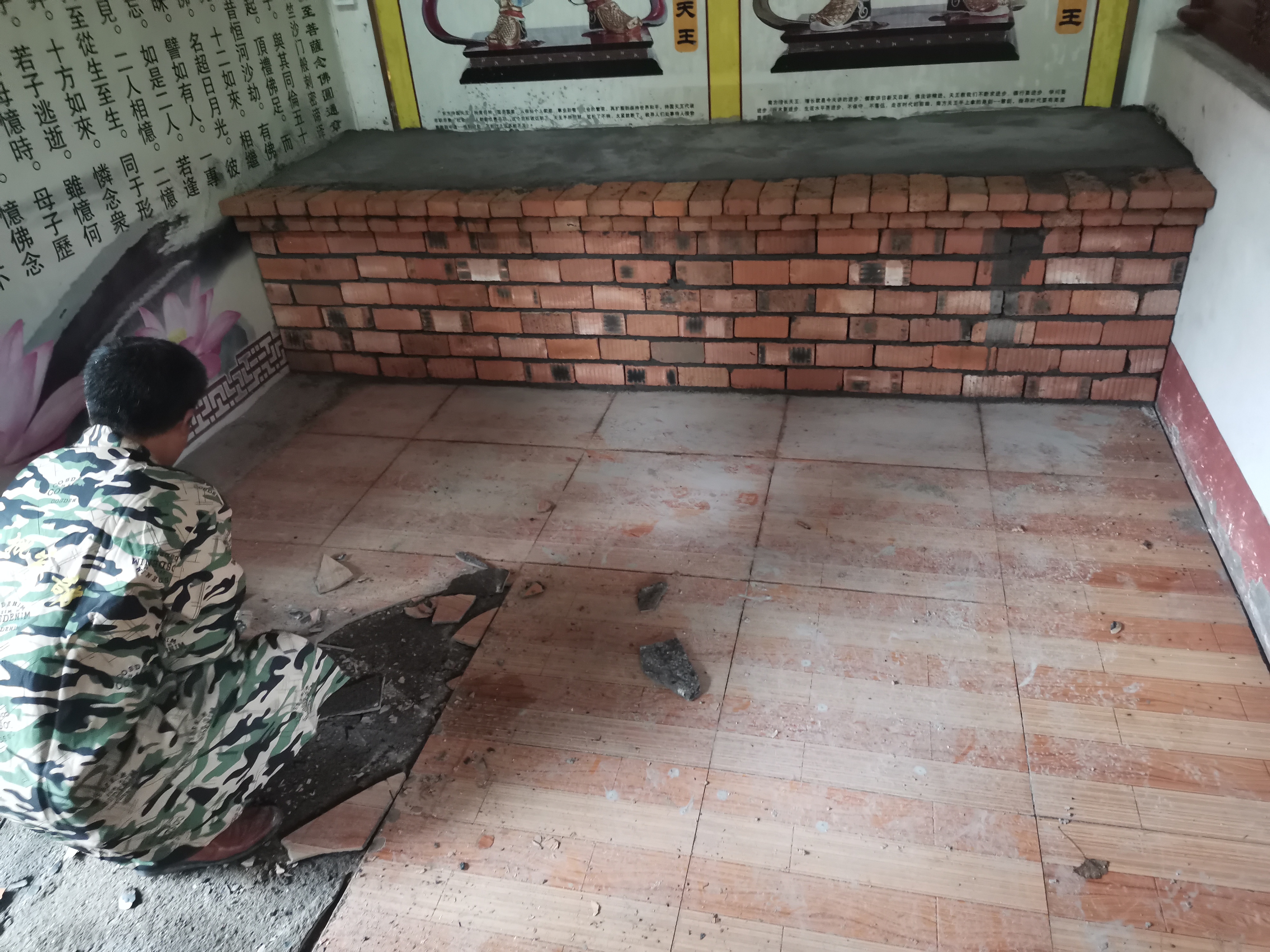 如意彩天王殿铺设地砖及牌匾贴金