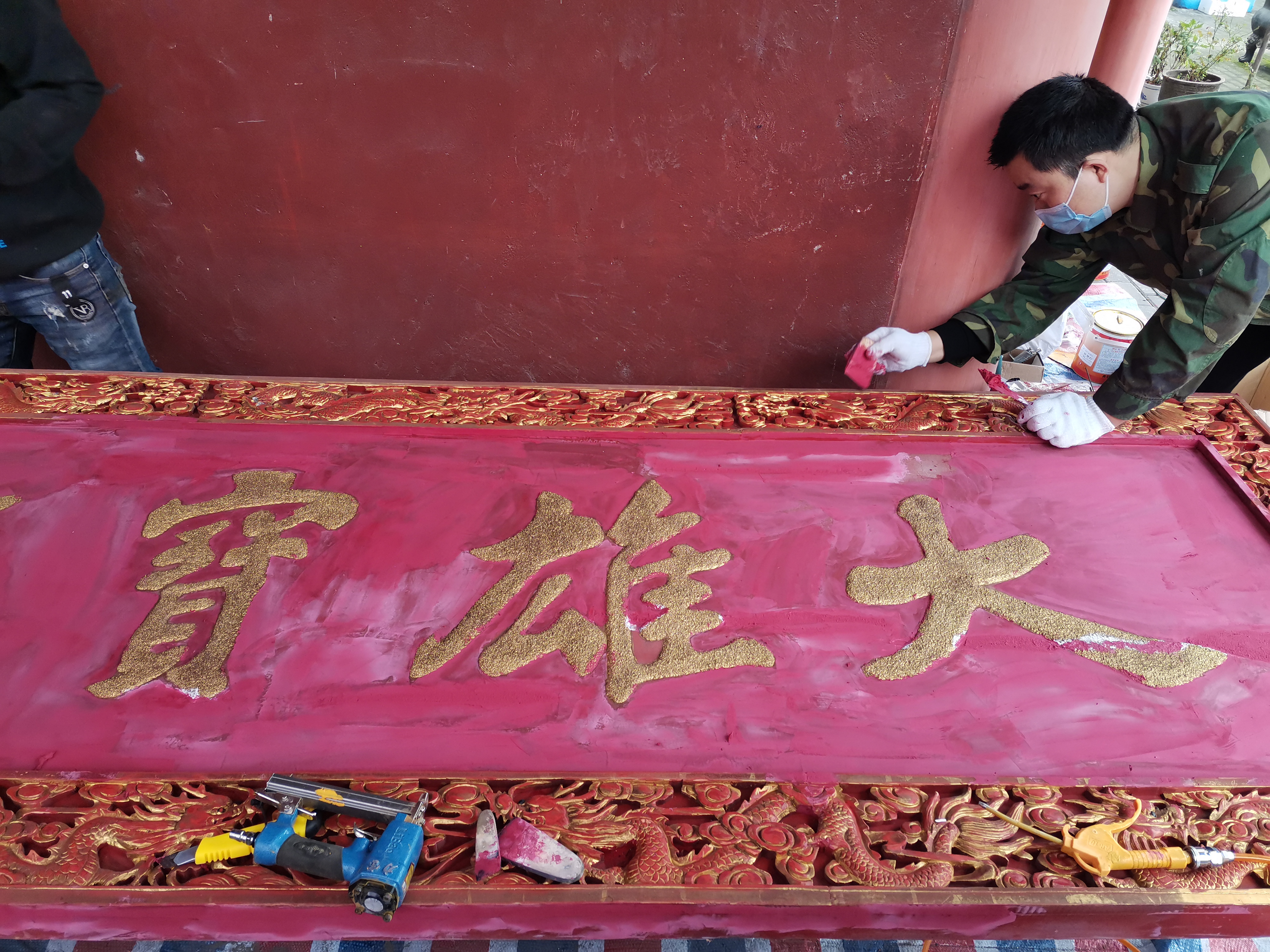 如意彩天王殿铺设地砖及牌匾贴金